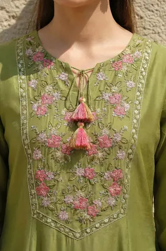 Women Floral Embroidered Thread Work Liva Kurta with Trousers & With Dupatta