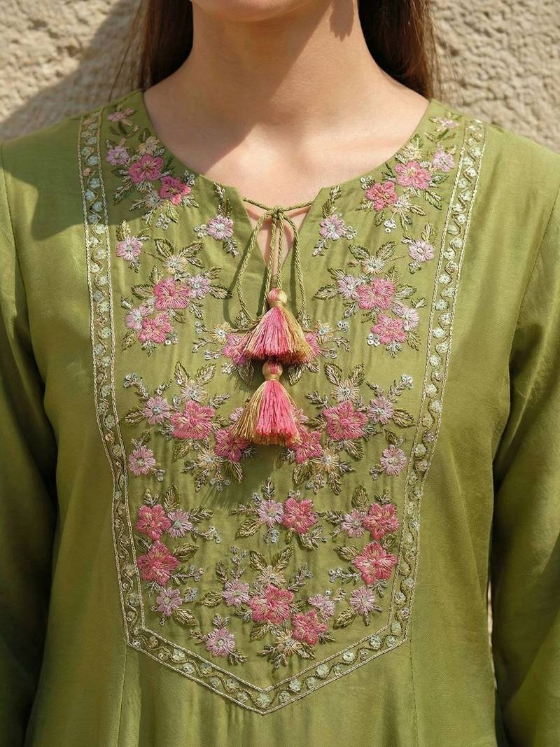Women Floral Embroidered Thread Work Liva Kurta with Trousers & With Dupatta