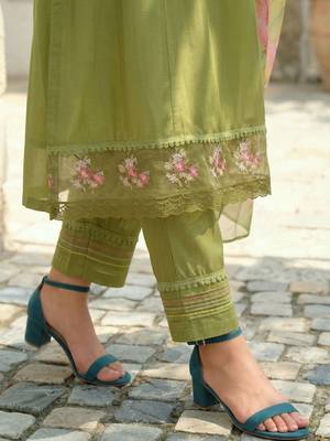 Women Floral Embroidered Thread Work Liva Kurta with Trousers & With Dupatta 5