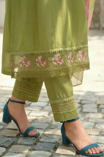 Women Floral Embroidered Thread Work Liva Kurta with Trousers & With Dupatta