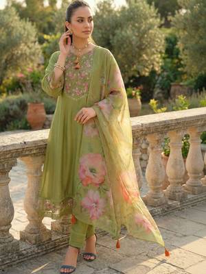 Women Floral Embroidered Thread Work Liva Kurta with Trousers & With Dupatta 7