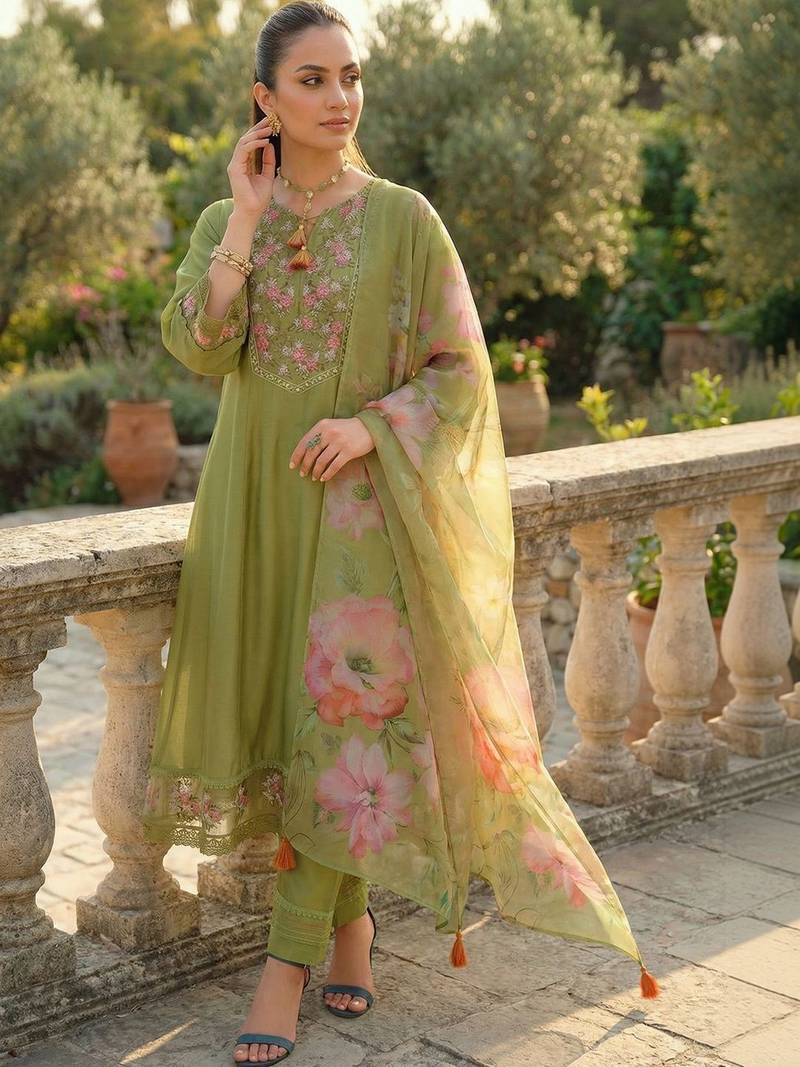 Women Floral Embroidered Thread Work Liva Kurta with Trousers & With Dupatta