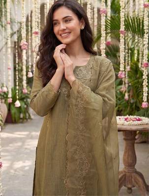 Women Ethnic Motifs Embroidered Thread Work Kurta with Trousers & With Dupatta 2