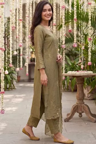 Women Ethnic Motifs Embroidered Thread Work Kurta with Trousers & With Dupatta