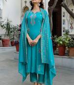 Women Floral Embroidered Thread Work Kurta with Trousers & With Dupatta