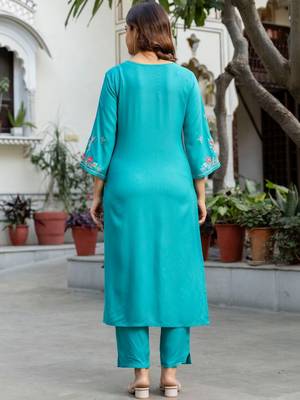 Women Floral Embroidered Thread Work Kurta with Trousers & With Dupatta 2