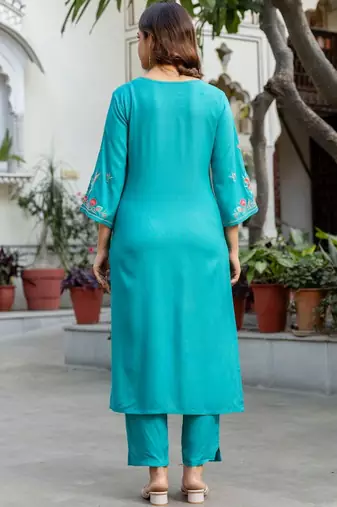Women Floral Embroidered Thread Work Kurta with Trousers & With Dupatta