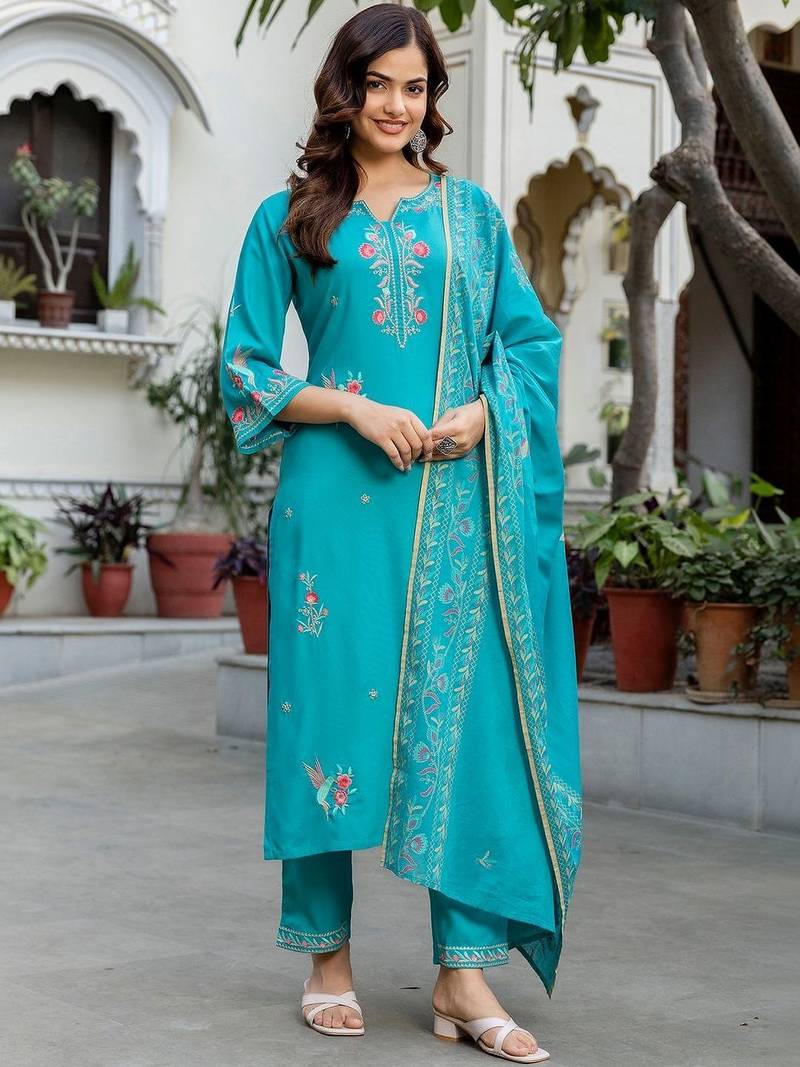 Women Floral Embroidered Thread Work Kurta with Trousers & With Dupatta