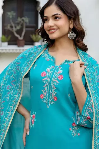 Women Floral Embroidered Thread Work Kurta with Trousers & With Dupatta