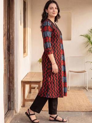 Women Ethnic Motifs Printed Cotton Kurta with Trousers 1