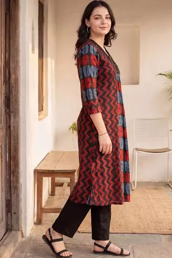 Women Ethnic Motifs Printed Cotton Kurta with Trousers