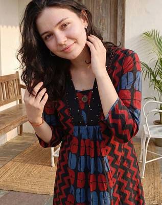 Women Ethnic Motifs Printed Cotton Kurta with Trousers 2