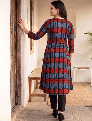 Women Ethnic Motifs Printed Cotton Kurta with Trousers 3