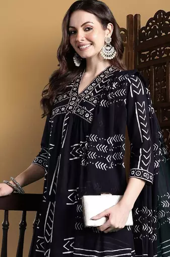 Women Printed Thread Work Cotton Kurta with Trousers & With Dupatta
