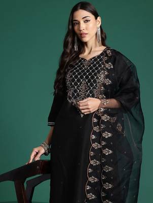 Ethnic Motifs Embroidered Zari Liva Kurta with Trousers & With Dupatta 2