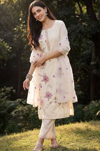 Women Floral Embroidered Thread Work Kurta with Trousers & With Dupatta