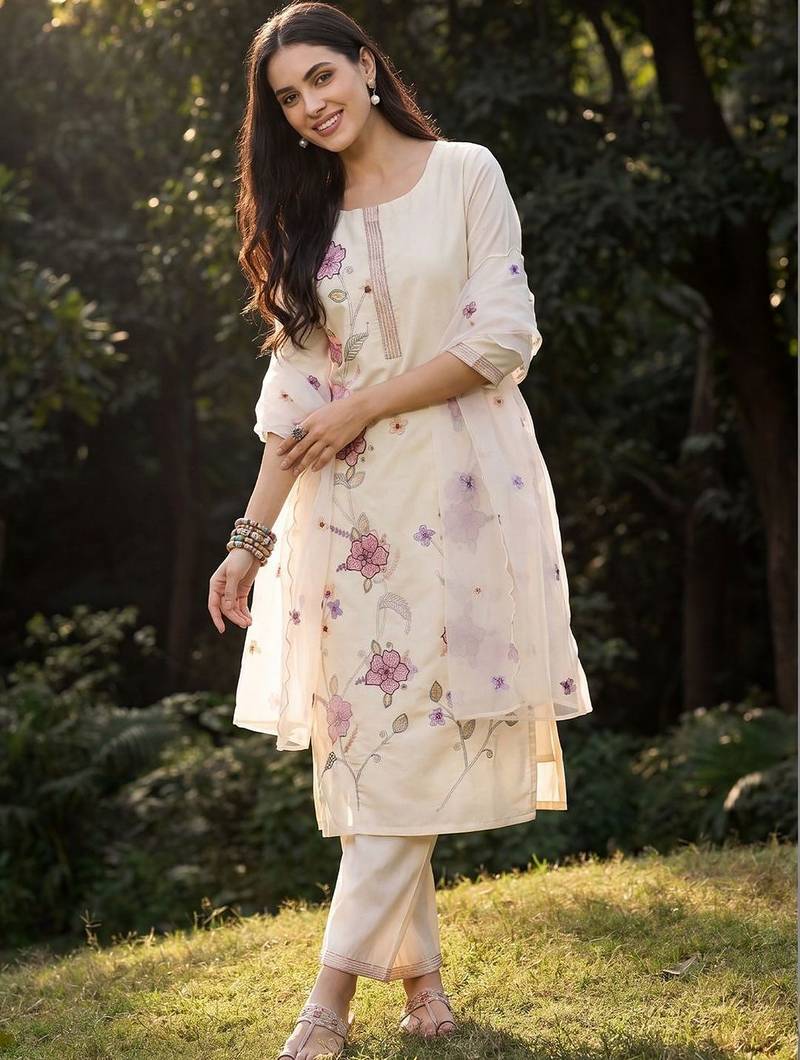 Women Floral Embroidered Thread Work Kurta with Trousers & With Dupatta