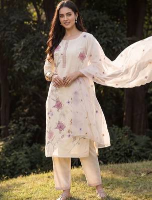 Women Floral Embroidered Thread Work Kurta with Trousers & With Dupatta 2