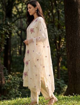 Women Floral Embroidered Thread Work Kurta with Trousers & With Dupatta 4