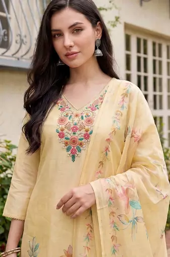 Women Floral Printed Thread Work Linen Kurta with Trousers & With Dupatta