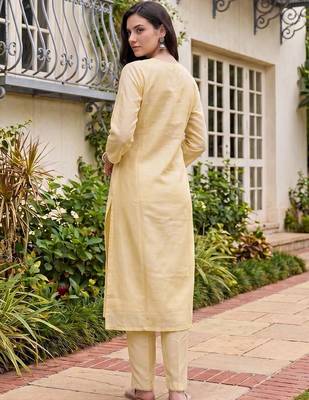 Women Floral Printed Thread Work Linen Kurta with Trousers & With Dupatta 4