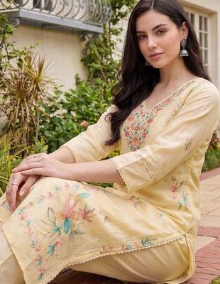 Women Floral Printed Thread Work Linen Kurta with Trousers & With Dupatta 5