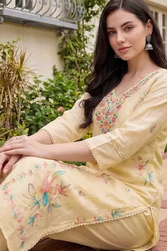 Women Floral Printed Thread Work Linen Kurta with Trousers & With Dupatta