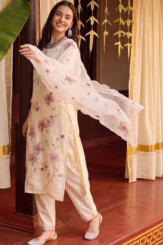 Women Floral Embroidered Thread Work Kurta with Trousers & With Dupatta