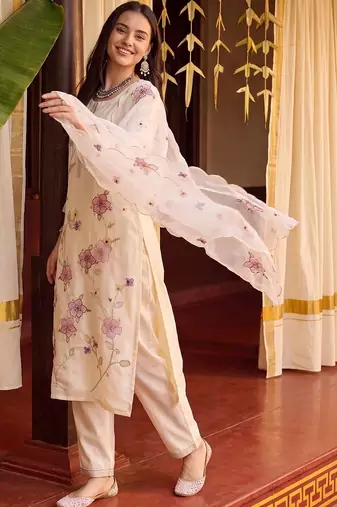 Women Floral Embroidered Thread Work Kurta with Trousers & With Dupatta