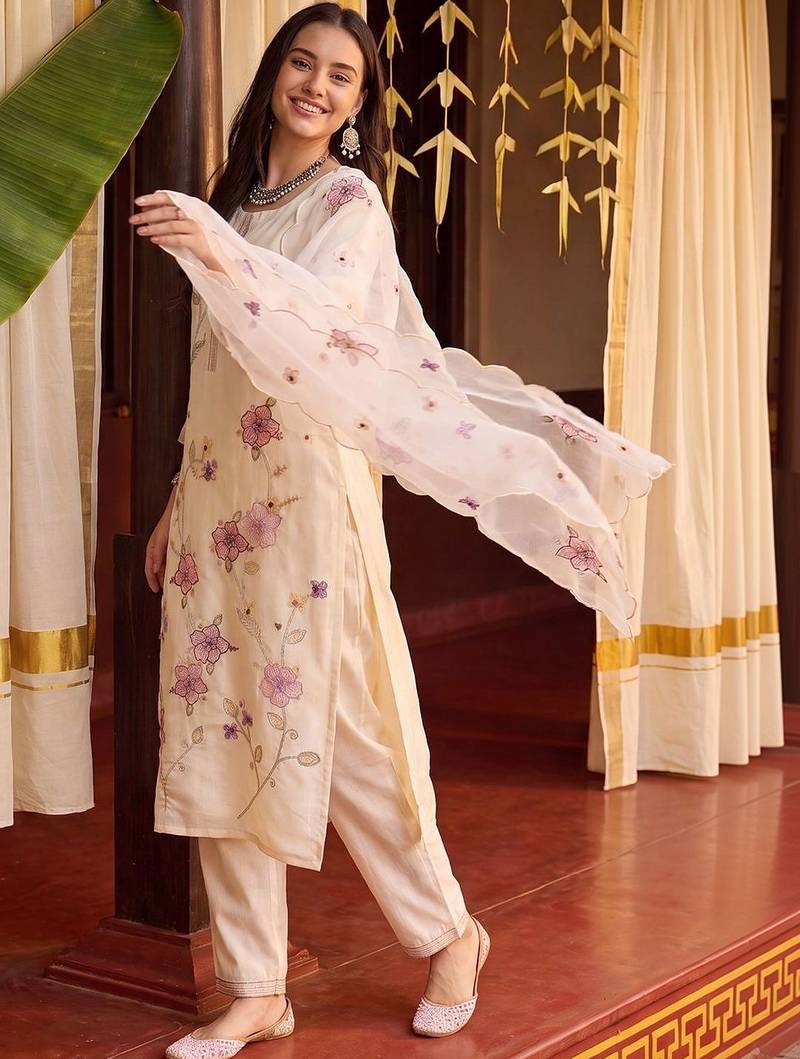 Women Floral Embroidered Thread Work Kurta with Trousers & With Dupatta