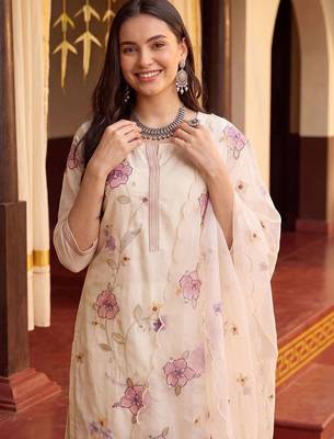 Women Floral Embroidered Thread Work Kurta with Trousers & With Dupatta 2