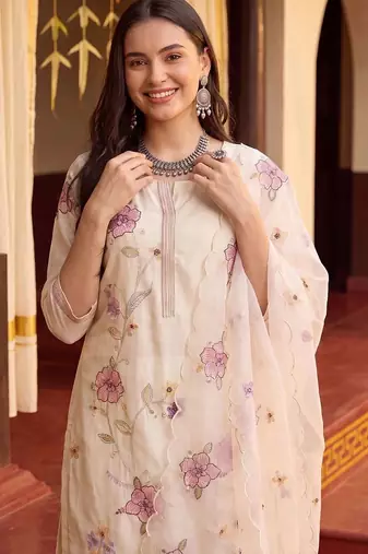Women Floral Embroidered Thread Work Kurta with Trousers & With Dupatta