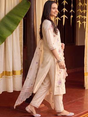 Women Floral Embroidered Thread Work Kurta with Trousers & With Dupatta 3