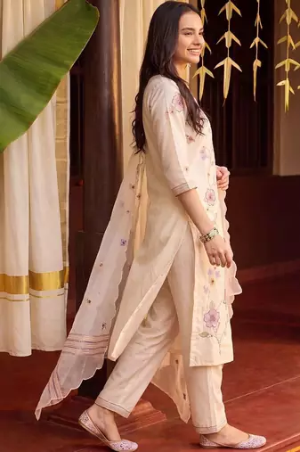 Women Floral Embroidered Thread Work Kurta with Trousers & With Dupatta