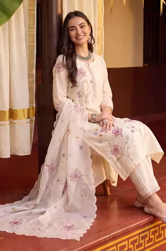 Women Floral Embroidered Thread Work Kurta with Trousers & With Dupatta