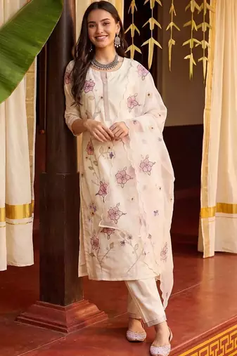 Women Floral Embroidered Thread Work Kurta with Trousers & With Dupatta