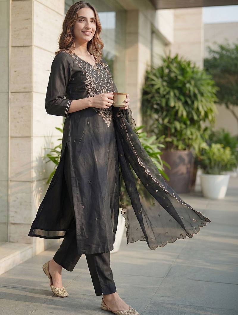 Women Ethnic Motifs Embroidered Thread Work Liva Kurta with Trousers & With Dupatta