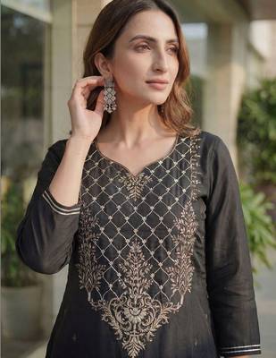 Women Ethnic Motifs Embroidered Thread Work Liva Kurta with Trousers & With Dupatta 2