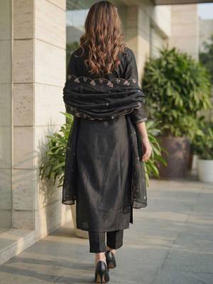 Women Ethnic Motifs Embroidered Thread Work Liva Kurta with Trousers & With Dupatta 3