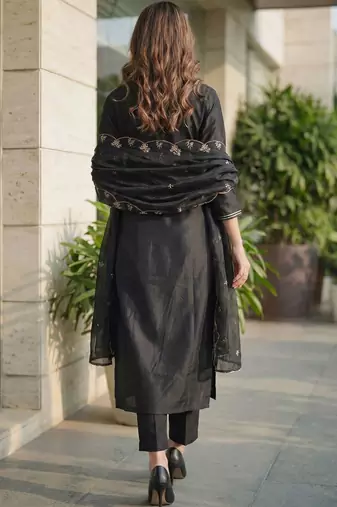 Women Ethnic Motifs Embroidered Thread Work Liva Kurta with Trousers & With Dupatta
