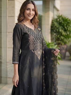 Women Ethnic Motifs Embroidered Thread Work Liva Kurta with Trousers & With Dupatta 4