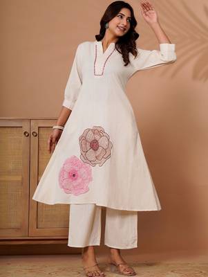 Women Floral Embroidered Thread Work Kurta with Trousers 1