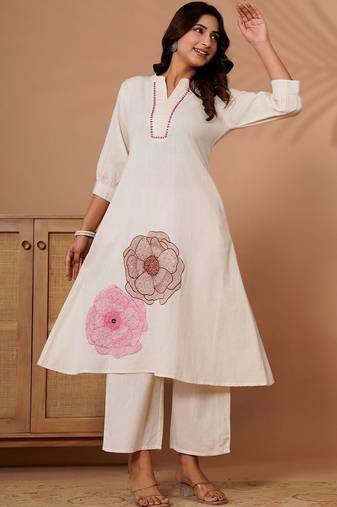 Women Floral Embroidered Thread Work Kurta with Trousers