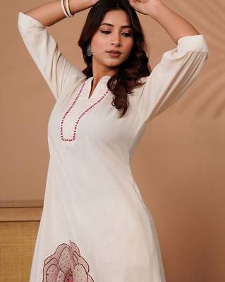 Women Floral Embroidered Thread Work Kurta with Trousers 2