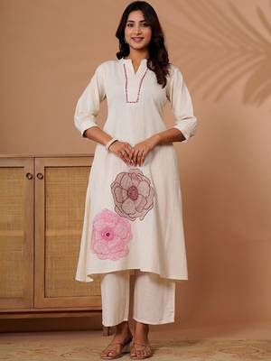 Women Floral Embroidered Thread Work Kurta with Trousers 4