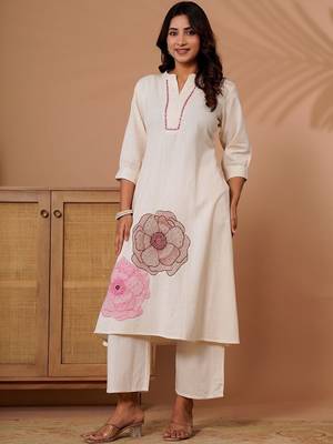 Women Floral Embroidered Thread Work Kurta with Trousers 6
