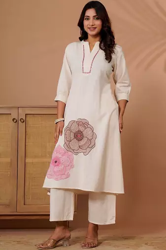 Women Floral Embroidered Thread Work Kurta with Trousers