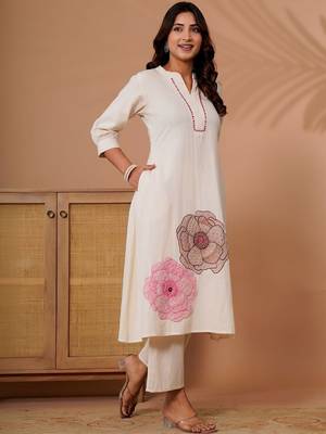 Women Floral Embroidered Thread Work Kurta with Trousers 7