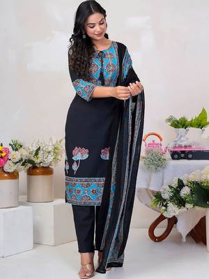 Women Floral Printed Sequinned Cotton Kurta with Trousers & With Dupatta 1