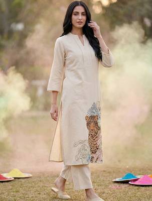Women Animal Embroidered Thread Work Cotton Kurta with Trousers 1